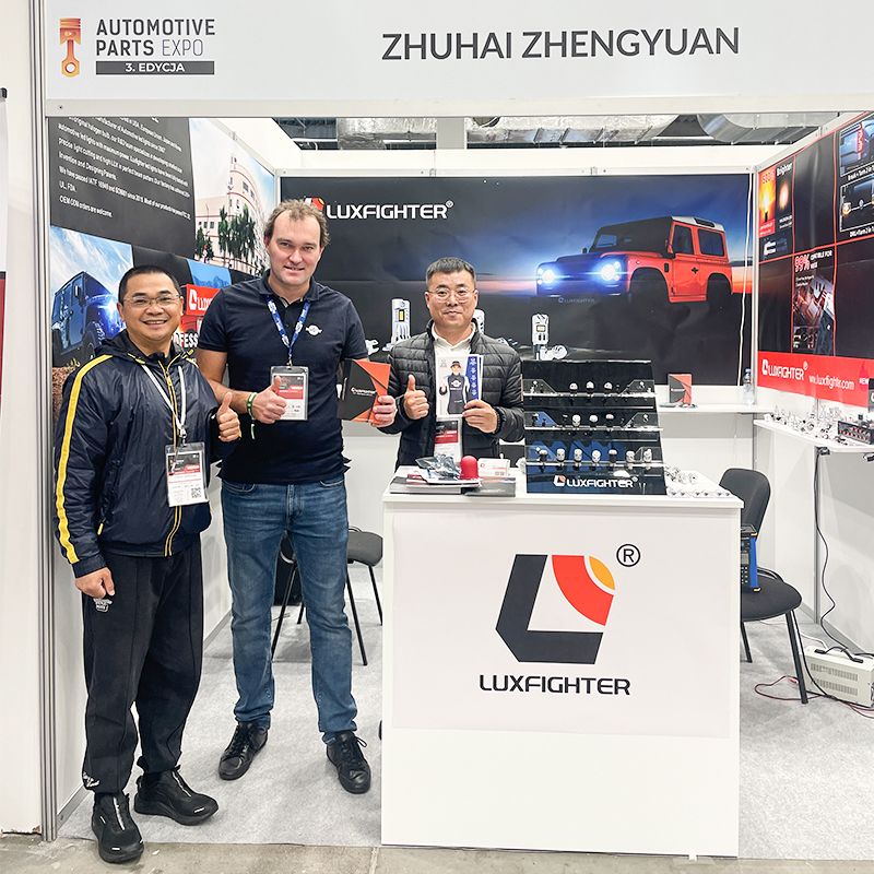 Lampu depan LED LUXFIGHTER dan lampu kabut OTOMOTIF PARTS Expo mendapat pengakuan luas