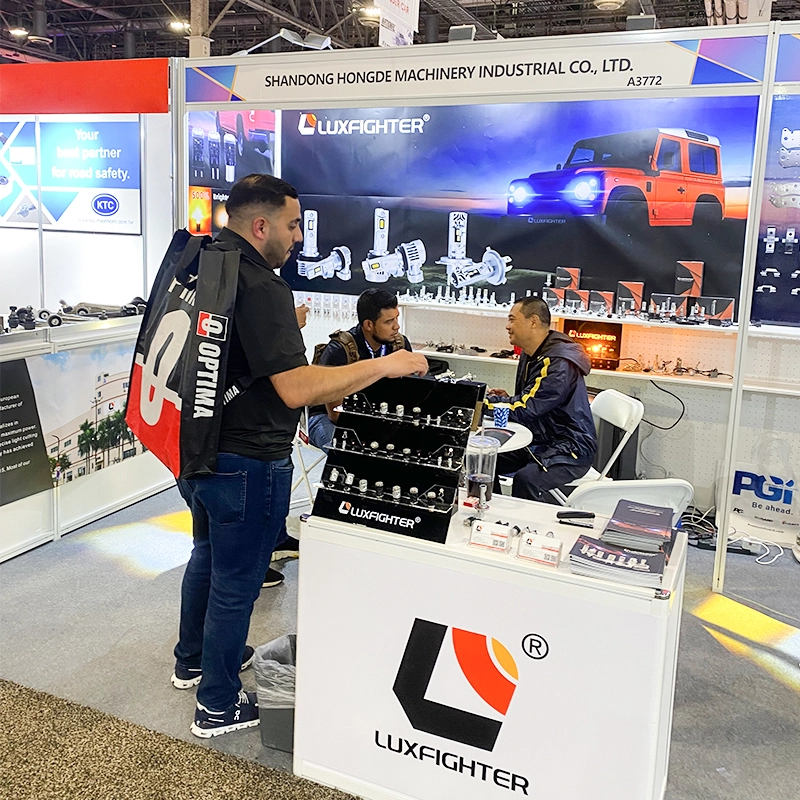 Lampu depan LED LUXFIGHTER di Pameran Produk Aftermarket Otomotif